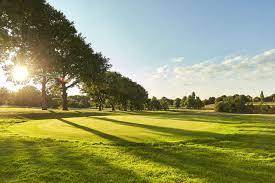Parcours de golf pittoresque de 18 trous avec practice, magasin pro et restaurant.