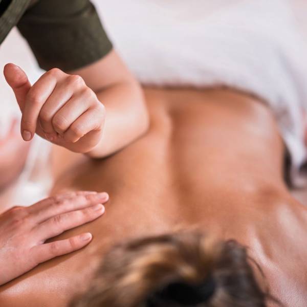 Massage suédois dans un institut spa à Nantes.