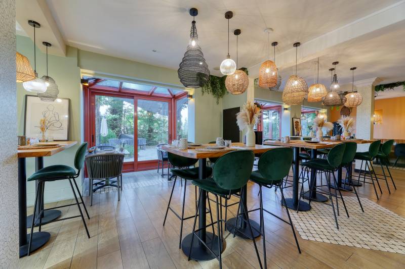 Rénovation du restaurant Le Jardin à Orvault : une nouvelle ambiance signée Claire MONNET : créatrice & décoratrice d’intérieurs.