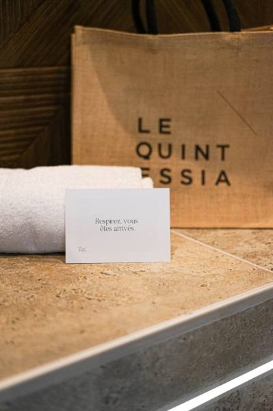 Un espace détente avec spa de 600m² et prestations de massages et de soins à Nantes.