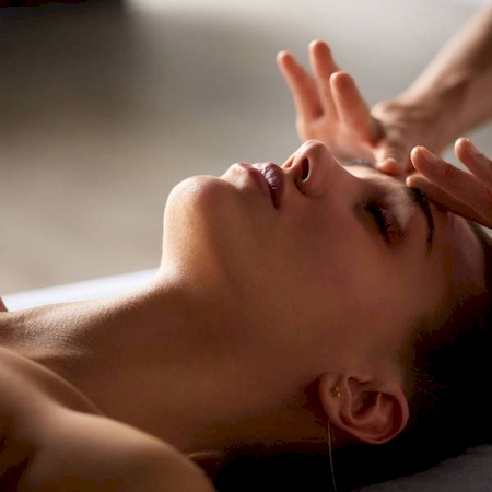 Notre zone d'activité pour ce service Soin gommage corps dans institut spa bien-être pour exfolier la peau en douceur et retrouver une vraie sensation de légèreté